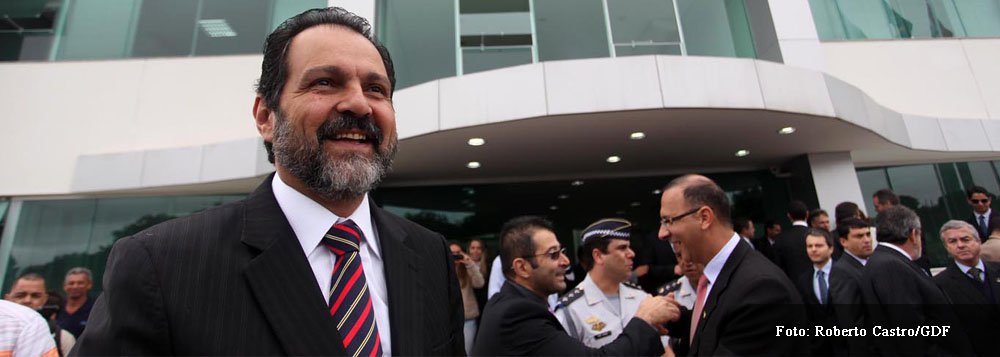 O governador Agnelo Queiroz anunciou o envio de mais de 2 mil estudantes, servidores e profissionais de várias áreas para o exterior até o próximo ano, dentro do programa; segundo o gestor, em 2014 serão 1,9 mil selecionados para estudarem nos EUA, Canadá, Alemanha, Espanha, Nova Zelândia e Cingapura, entre outros destinos