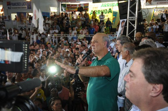 Coligação União e Força acusa Ministério Público Eleitoral de fazer propaganda negativa contra o ex-governador do DF e ironiza a supostamente exacerbada interpretação da Lei Complementar nº 135/2010: "Será que todos nós estamos anestesiados com a tara do fichalimpismo"; em nota, apoiadores de Arruda também criticam passividade da Ordem dos Advogados do Brasil (OAB) diante da polêmica