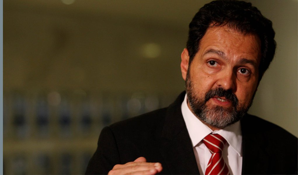 Na manhã desta sexta-feira (17), na residência oficial de Águas Claras, o governador Agnelo Queiroz (PT) se reuniu com todos os secretários e pediu a eles que enviem à Casa Civil, até 31 de outubro, um relatório sobre suas gestões; Agnelo também anunciou a extinção de secretarias, como a da Defesa Civil, a de Assuntos Estratégicos e a de Comunicação; o governador não descartou o corte de outras pastas e estimou que 1,2 mil cargos comissionados deverão ser cortados