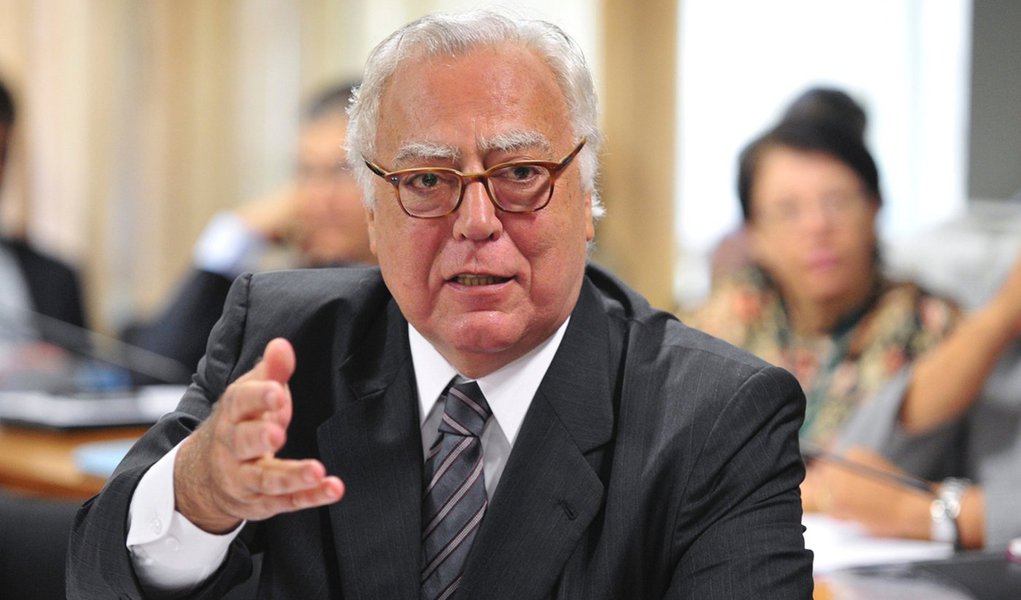 Deputado federal Miro Teixeira anunciou nesta quinta (19) que retirou a sua pré-candidatura ao governo do Rio pelo PROS; em carta enviada ao presidente regional do partido, Hugo Leal, o parlamentar reclama da "falta de ambiente" para uma coligação; ele reclamou de não ter sido convidado para a visita feita ontem pelo pré-candidato à Presidência pelo PSB, Eduardo Campos, ao Morro da Mangueira