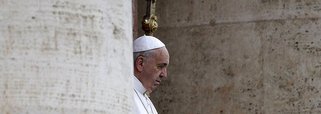 O papa Francisco rezou pelo fim da perseguição de cristãos em seu discurso de domingo de Páscoa, homenageando os estudantes massacrados por militantes islâmicos na Universidade de Garissa, no Quênia; “Pedimos a Jesus, o vencedor sobre a morte, para iluminar o sofrimento de nossos irmãos e irmãs que são perseguidos por seu nome, e por todos aqueles que sofrem injustiças como resultado de conflitos e violência – e são muitos”, disse; ataques a cristãos na África e no Oriente Médio têm sido o pano de fundo de todas as cerimônias de Semana Santa até a Páscoa