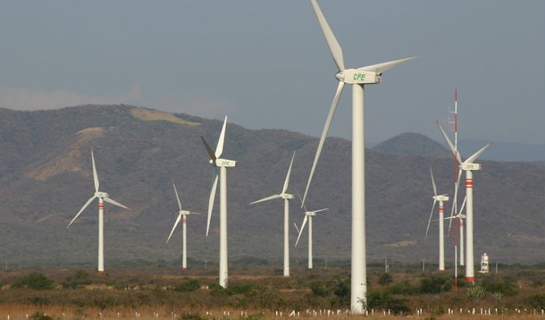 O governo federal está estudando mecanismos para acelerar a contratação direta pelas distribuidoras de energia de fontes alternativas como solar, eólica e biomassa, conectadas diretamente nas redes das concessionárias de distribuição, a chamada "geração distribuída", informa a agência Reuters; a medida integra o pacote que está sendo elaborado pelo governo federal de ações para aumentar a oferta de energia e buscar a eficiência no consumo de eletricidade do país; pacote deve ser apresentado à presidente Dilma Rousseff no dia 12