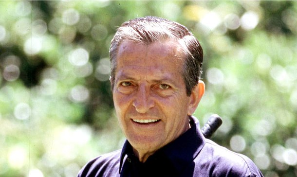 Ex-presidente espanhol Adolfo Suárez morreu hoje em Madrid aos 81 anos; ele foi primeiro presidente do governo democrático da Espanha, após a ditadura Franca entre 1939 e 1976 e é apontado como político chave na transição pacífica entre os regimes; Suárez, que sofria com a doença de Alzheimer há anos, estava internado desde o dia 17, quando teve um agravamento do estado neurológico; morte foi anunciada pelo porta-voz da família, Fermín Urbiola, em frente ao hospital onde ele estava internado