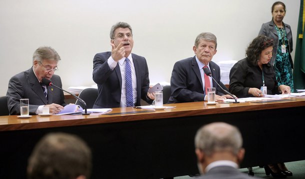 Relatório final do Orçamento de 2015, de autoria do senador Romero Jucá (PMDB-RR), foi aprovado na noite dessa segunda-feira 22, pela Comissão Mista de Planos, Orçamentos Públicos e Fiscalização (CMO); ao Plenário do Congresso Nacional, entretanto, o projeto só irá em fevereiro, já com novos deputados e senadores; relatório aprovado confirma o valor do salário mínimo de R$ 790 a partir de 1º de janeiro; teto do funcionalismo aumentou de R$ 29,4 mil para R$ 33,7 mil; relator também previu mais recursos para atender a demanda de projetos em faixas de fronteira, e ainda nas áreas de agricultura familiar e defesa animal e vegetal