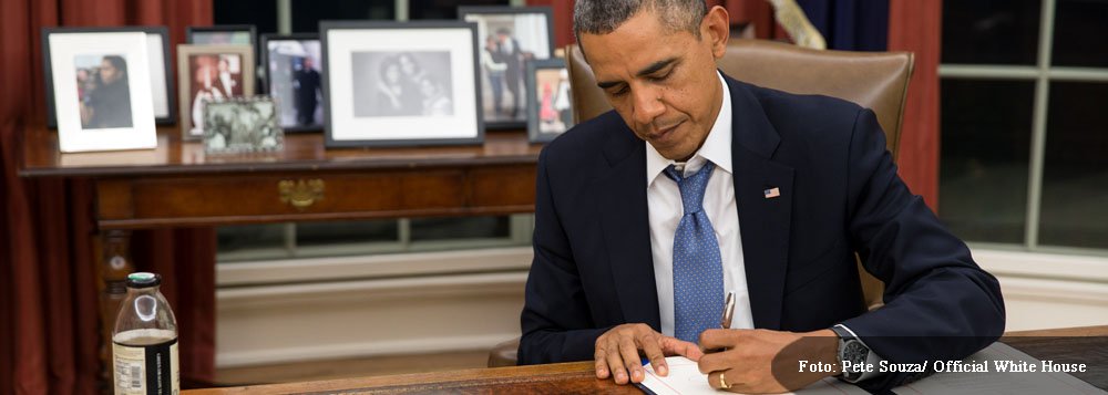 A falta de acordo entre republicanos e democratas leva os Estados Unidos a uma paralisação parcial do governo federal, problema que será mantido até que o Congresso aprove novos fundos; há 17 anos o problema não ocorria; a paralisação obrigará o governo a mandar para casa mais de 800 mil pessoas, entre 2,1 milhões de funcionários federais; revés é o maior da administração de Barack Obama até agora