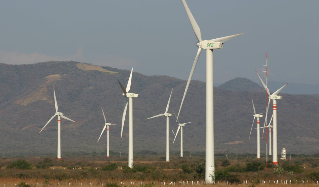 O governo federal está estudando mecanismos para acelerar a contratação direta pelas distribuidoras de energia de fontes alternativas como solar, eólica e biomassa, conectadas diretamente nas redes das concessionárias de distribuição, a chamada "geração distribuída", informa a agência Reuters; a medida integra o pacote que está sendo elaborado pelo governo federal de ações para aumentar a oferta de energia e buscar a eficiência no consumo de eletricidade do país; pacote deve ser apresentado à presidente Dilma Rousseff no dia 12