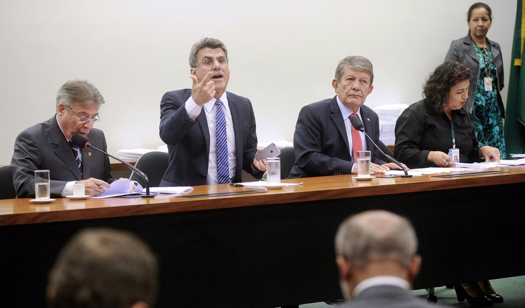 Relatório final do Orçamento de 2015, de autoria do senador Romero Jucá (PMDB-RR), foi aprovado na noite dessa segunda-feira 22, pela Comissão Mista de Planos, Orçamentos Públicos e Fiscalização (CMO); ao Plenário do Congresso Nacional, entretanto, o projeto só irá em fevereiro, já com novos deputados e senadores; relatório aprovado confirma o valor do salário mínimo de R$ 790 a partir de 1º de janeiro; teto do funcionalismo aumentou de R$ 29,4 mil para R$ 33,7 mil; relator também previu mais recursos para atender a demanda de projetos em faixas de fronteira, e ainda nas áreas de agricultura familiar e defesa animal e vegetal