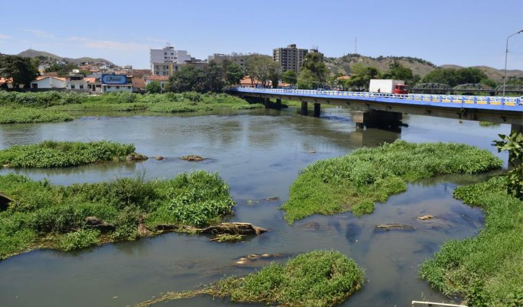 A campanha No Fluxo da Vida, Cada Gota Conta, em defesa do Rio Paraíba do Sul, chegou aos estudantes do Centro Integrado de Educação Pública (Ciep) Gladys Teixeira, em São João da Barra, norte fluminense; a iniciativa, do MPF/RJ, que começou dia 29, em Campos dos Goytacazes, visa à conscientização das pessoas para a preservação do rio, que vem sendo castigado pela seca e está com seus reservatórios abaixo do nível ideal para esta época do ano; o rio abastece cerca de 80% da população do Grande Rio e está operando abaixo de 20% de sua capacidade