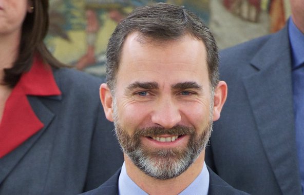 Felipe de Borbón, o príncipe de Astúrias e futuro rei de Espanha, comprometeu-se a dedicar "todas as forças" para trabalhar com "esperança e apaixonadamente para servir os espanhóis" e a sua "querida Espanha"; foi seu primeiro discurso desde o anúncio da abdicação do seu pai, o rei Juan Carlos