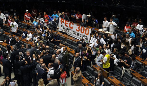 Com gritos de ordem, eles ocuparam por cerca de meia hora as cadeiras reservadas aos deputados e por três vezes interromperam com vaias e gritos a fala do presidente da Casa, Henrique Eduardo Alves (PMDB-RN), que tentava convencê-los a sair; há policiais e bombeiros que querem a votação da PEC 300 e médicos contrários aos vetos da presidente Dilma ao Ato Médico