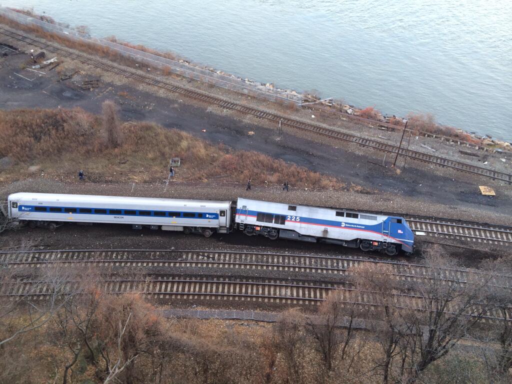 Um trem de passageiros descarrilou no início da manhã deste domingo (1), no bairro do Bronx, em Nova Iorque (EUA); primeiras informações apontam que o acidente teria deixado quatro mortos e mais de 40 feridos, oito em estado grave; pelo menos cinco vagões saíram dos trilhos; cerca de 130 bombeiros trabalham no local em cooperação com outros órgão de segurança e emergência
