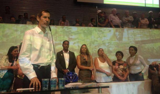 Durante evento na Assembléia Legislativa de São Paulo, pré-candidato apresentou o documento "Viver Bem. Viver Verde", com dez diretrizes para elaboração de um programa do partido para o Brasil; documento tem três eixos: superação da miséria; crise climática e aquecimento global; e reforma política; Eduardo Jorge ressaltou posição a favor da legalização do uso medicinal e recreativo da maconha, a descriminalização do aborto e criticou o programa Mais Médicos do governo federal