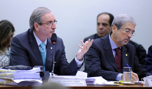 O presidente da Câmara dos Deputados, Eduardo Cunha (PMDB), disse nesta manhã na CPI da Petrobras que Fernando Baiano 'não tem qualquer relação com o PMDB'; "PMDB nunca teve operador, o senhor Fernando Soares nunca foi operador", disse ele; "Eu o conheci, já falei isso, ele representava uma empresa espanhola", explicou Cunha; o presidente da Câmara criticou duramente o procurador geral da República, Rodrigo Janot, pelo inquérito aberto no STF contra ele; "Está se escolhendo quem se quer investigar. Eu não estou dizendo que essas doações [aos petistas] são ilegais. Ilegal é quem pega dinheiro de caixa dois. Mas por que escolher a quem investigar?", questionou
