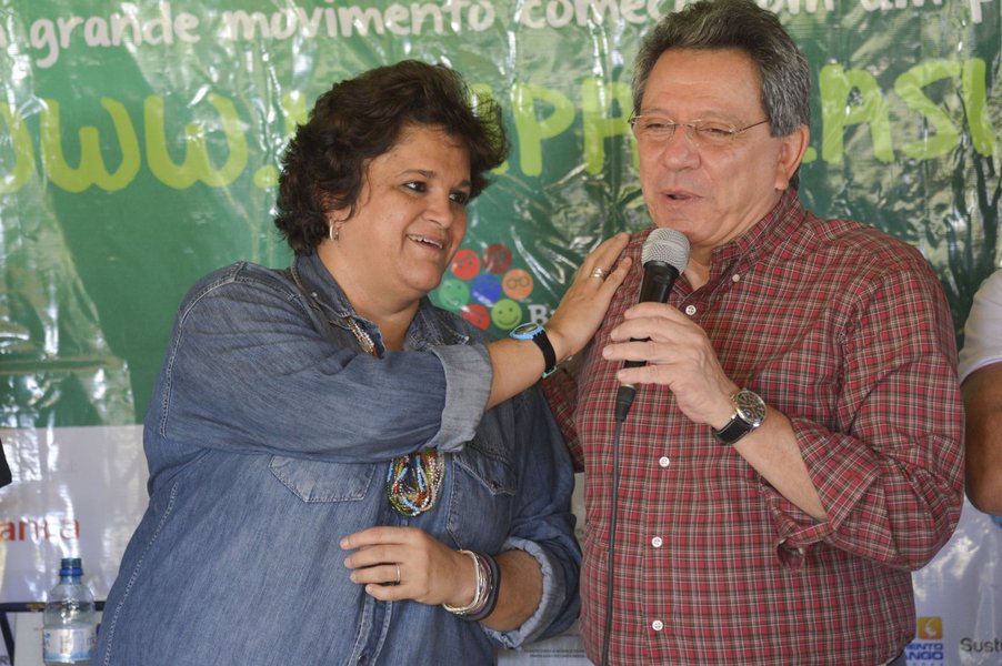 Movimento teve abertura em Brasília, neste sábado, quando foram entregues as homenagens às ações de sustentabilidade; "É um gesto de reconhecimento pelo Distrito Federal, que se importa com a reciclagem. E para Brasília, uma cidade moderna, é importante que se construa um conceito de sustentabilidade que se reflita no Brasil", destacou o governador em exercício, Tadeu Filippelli, ao lado da ministra do Meio Ambiente, Izabella Teixeira