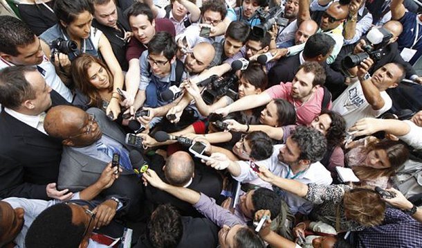 Em palestra que proferiu na França, presidente do STF, Joaquim Barbosa disse que a superexposição dos ministros durante as transmissões ao vivo de julgamentos contamina a corte; ele afirmou que o fenômeno da superexposição "repercute na maneira como certos ministros deliberam e sobre o conteúdo de algumas decisões"; contraditoriamente, presidente do STF foi e é o maior beneficiado pela superexposição durante o julgamento da Ação Penal 470, que o projetou, inclusive, para uma possível entrada nas disputas político-eleitorais