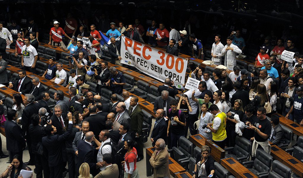 Com gritos de ordem, eles ocuparam por cerca de meia hora as cadeiras reservadas aos deputados e por três vezes interromperam com vaias e gritos a fala do presidente da Casa, Henrique Eduardo Alves (PMDB-RN), que tentava convencê-los a sair; há policiais e bombeiros que querem a votação da PEC 300 e médicos contrários aos vetos da presidente Dilma ao Ato Médico