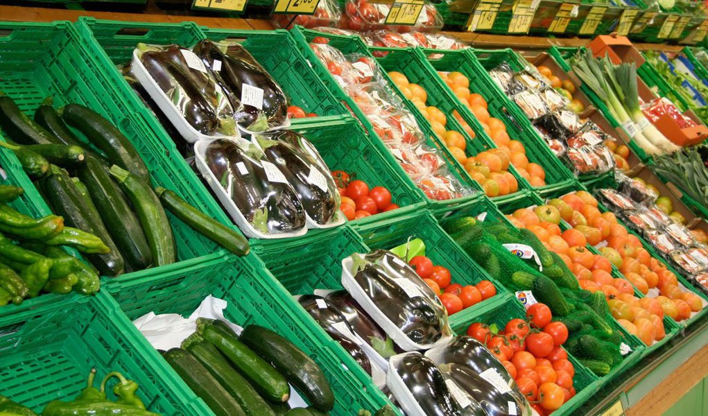 Avanço do Índice de Preços ao Consumidor Semanal (IPC-S) foi registrado na terceira prévia de agosto; variação é 0,11% maior do que o resultado da segunda prévia; seis dos oito grupos pesquisados tiveram acréscimos, entre eles alimentação, com alta de 0,03%