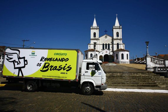 Qualquer morador com mais de 18 anos pode se inscrever até o dia 30 de setembro. As histórias podem ser baseadas em casos reais ou inventados e o candidato não precisa ter nenhuma experiência em vídeo. Uma comissão formada por profissionais das áreas do cinema e da comunicação escolherá 30 histórias