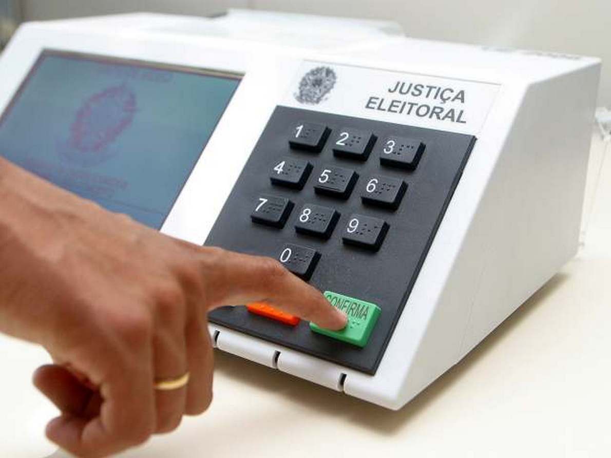 Conforme o calendário eleitoral, este sábado (um ano antes do primeito turno do próximo pleito) é o último dia para que partidos que pretendem participar das eleições de 2014 estejam com o registro do estatuto aprovado no Tribunal Superior Eleitoral (TSE). Hoje termina também o prazo para que candidatos transfiram o domicílio eleitoral para a cidade onde pretendem concorrer