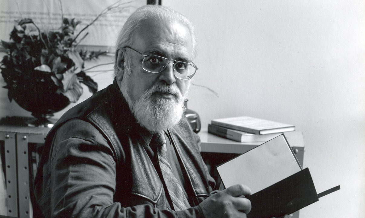 "Mesmo nos usos cotidianos, é sempre uma busca pela invenção, pela criação", explica Julio Mendonça, curador da exposição Pontos Luminosos, que conta a trajetória de um dos criadores do movimento literário da Poesia Concreta (1950); mostra é gratuita e fica em cartaz até o dia 30 de setembro nas estações de metrô Paraíso, na zona sul da capital paulista, e Corinthians-Itaquera, na zona leste