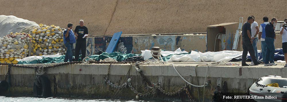 O número de imigrantes mortos no naufrágio da última quinta-feira (3) ao largo da ilha italiana de Lampedusa subiu para 143, depois de os mergulhadores terem conseguido recuperar mais 32 corpos, entre eles o de uma mulher; o barco, que partiu do Norte de África em direção à costa europeia, tinha a bordo 518 pessoas; as buscas, que haviam sido suspensas por dois dias devido ao mau tempo, foram retomadas neste final de semana