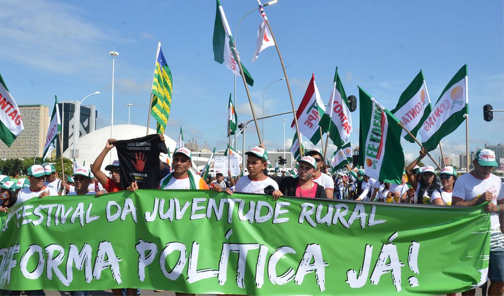 Jovens agricultores de todo o país encerraram o 3º Festival da Juventude Rural com uma passeata na Esplanada dos Ministérios, em Brasília; cerca de cinco mil jovens se reuniram por quatro dias na capital para discutir políticas públicas para o fortalecimento da agricultura familiar; durante o festival, Ministério do Desenvolvimento Agrário assinou edital que trata da Assistência Técnica e Extensão Rural, que atenderá, em três anos, 22,8 mil jovens trabalhadores rurais de 23 estados brasileiros com assistência técnica e foco na agroecologia
 