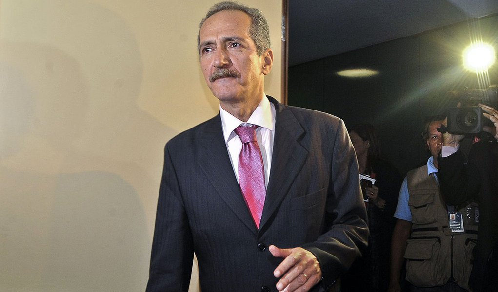 Ministro do Esporte, Aldo Rebelo, se referiu a “setores ressentidos” ao comentar movimentos contra a realização da Copa do Mundo: “O Aécio, o Alckmin, o Eduardo Campos estavam lá, quando o Brasil ganhou o direito de sediar a Copa. Depois, as conjunções políticas e as manifestações fizeram com que alguns se afastassem disso. Aí a Copa ficou órfã de pai e mãe, restando só o [ex-]presidente Lula”