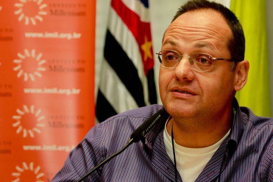 Samuel Pessoa, que tem sido ouvido pelo presidenciável tucano Aécio Neves, afirma que o mercado já começa a questionar as condições de solvência da economia brasileira e contesta a tese de que seja um ataque especulativo