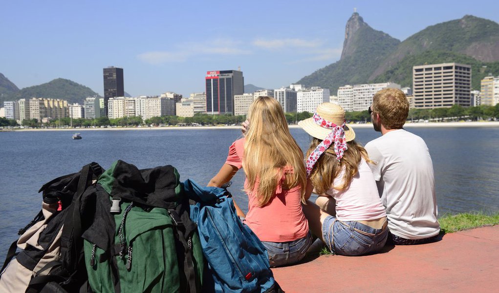 Caso a previsão da Embratur seja confirmada, isso representará um crescimento de 38,5% em relação a 2012, quando foram geradas US$ 6,64 bilhões em divisas internacionais