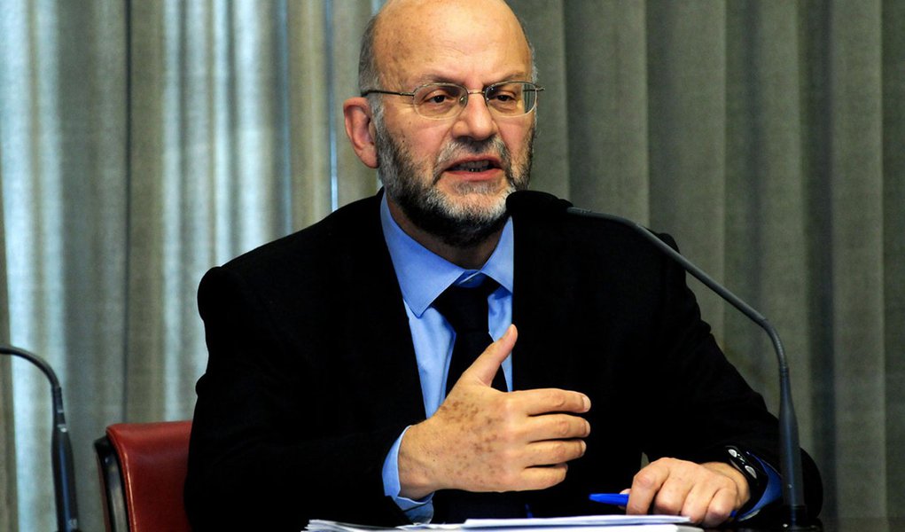 Economista João Sayad, ministro do governo José Sarney no Plano Cruzado, e secretário de gestões petistas e tucanas em São Paulo, se diz contra medidas de arrocho em 2015: "Colocar todas as fichas contra a inflação seria diminuir ainda mais o crescimento"; segundo ele, o câmbio é o melhor remédio contra a inflação e não os juros; "Um homem da minha idade olha para traz e vê hoje o SUS, a educação. A insatisfação é legítima, mas já fizemos muito. Até agora, nota 7"