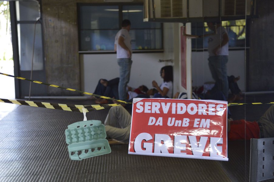 Segundo o Sindicato dos Trabalhadores da Fundação Universidade de Brasília (SintFub), o protesto dos técnicos administrativos da Universidade de Brasília está alinhado a uma manifestação nacional, em greve desde 17 de março; no caso da UnB, a categoria pede, principalmente, a diminuição da jornada de trabalho, de 40 para 30 horas semanais