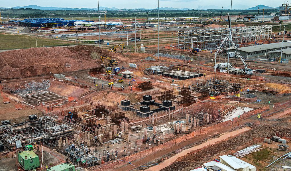 Os cerca de 3,5 mil trabalhadores do Comperj, da Petrobras, que estavam em greve, decidiram suspender a paralisação iniciada há 12 dias; a decisão foi tomada em assembleia e anunciada pelo Sintramon; as obras no Comperj foram afetadas pela crise desencadeada pela Operação Lava Jato, na Petrobras, com a interrupção de diversos projetos e a suspenção de investimentos