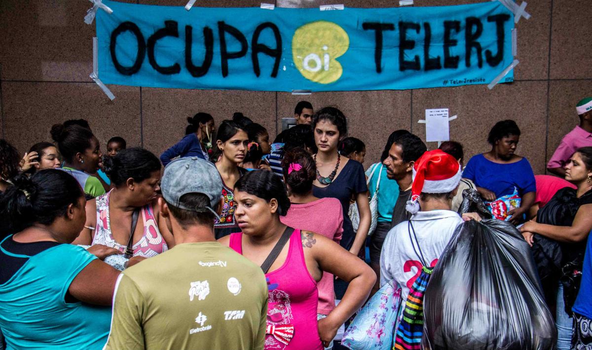 Um grupo de ex-ocupantes do prédio da Oi, no Engenho Novo, que estava acampado na frente da prefeitura do Rio, na Cidade Nova, há uma semana, foi retirado do local durante a madrugada.  Agora, o grupo está na área externa da Catedral Metropolitana, no centro