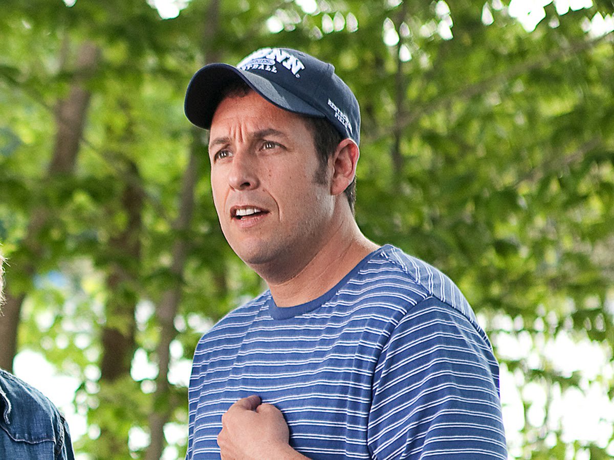 Sandler, de 47 anos, que atuou nas comédias recentes "Jack &amp; Jill" e "Este é o Meu Garoto", destronou Eddie Murphy. A Forbes estimou que os três últimos filmes de Sandler retornaram uma média de 3,40 dólares por cada dólar recebido por ele