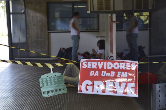 Segundo o Sindicato dos Trabalhadores da Fundação Universidade de Brasília (SintFub), o protesto dos técnicos administrativos da Universidade de Brasília está alinhado a uma manifestação nacional, em greve desde 17 de março; no caso da UnB, a categoria pede, principalmente, a diminuição da jornada de trabalho, de 40 para 30 horas semanais