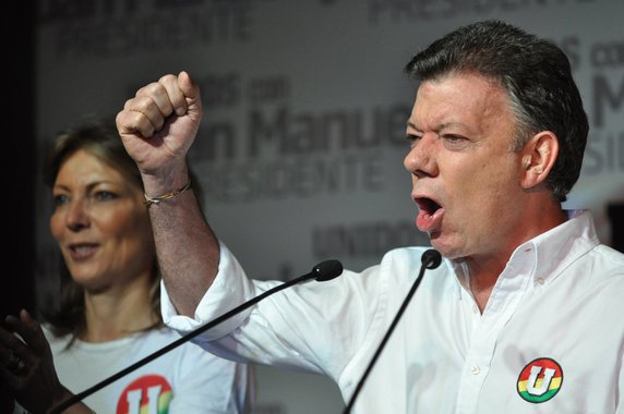 Presidente Juan Manuel Santos, candidato à reeleição, e Oscar Zuluaga, do Centro Democrático (direita), partido criado pelo ex-presidente e senador eleito Álvaro Uribe, aparecem com empate técnico nas últimas sondagens; os últimos dias de campanha foram marcados por acusações e denúncias, em grande parte feitas por Uribe, que participa ativamente da campanha