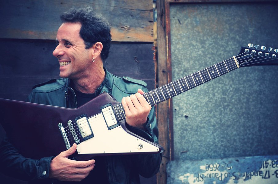 Músico dos Titãs contesta a posição de artistas que defendem restrições à publicação de biografias não autorizadas; "querer reprimir a liberdade de expressão em nome da preservação do direito à privacidade é dar um tiro no pé", diz ele