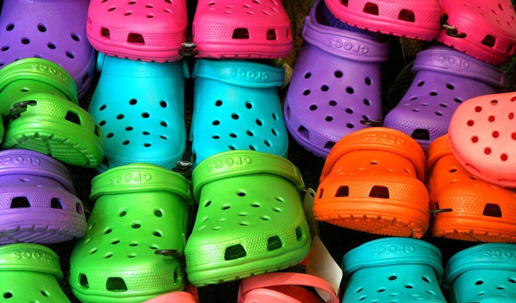 A empresa Crocs disse que o Blackstone Group está fazendo um investimento de US$ 200 milhões que vai dar ao fundo uma participação de 13% na empresa de calçados, que se tornou popular no mundo inteiro