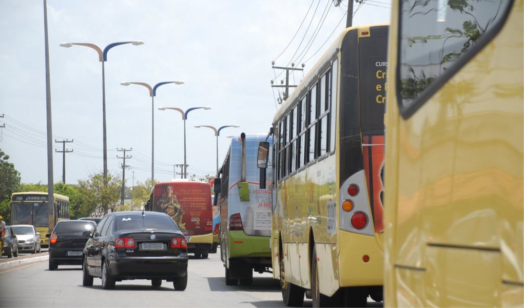 A Justiça do Maranhão pediu, por meio de sentença, que o aumento das passagens de ônibus, concedido em 8 de junho deste ano, seja revisto pelo município de São Luís; de acordo com o Judiciário, todas as tarifas devem limitar-se ao Índice Nacional de Preços ao Consumidor Amplo acumulado nos últimos 12 meses; a medida deve ser tomada em até 48 horas, sob pena de multa diária de R$ 10 mil a ser revertida para o Fundo de Direitos Difusos