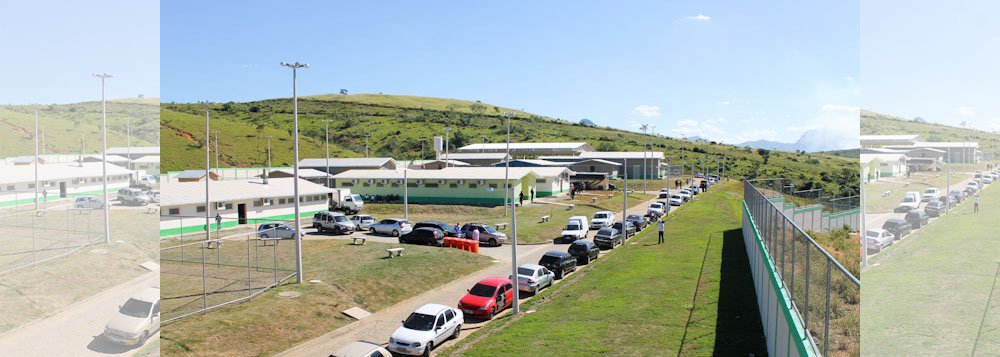 Um adolescente foi morto nas dependências do Departamento Geral de Ações Socioeducativas (Degase), no Rio de Janeiro; a Divisão de Homicídios da Capital está investigando o caso; quatro menores que estão apreendidos na instituição já prestaram depoimento e confessaram o assassinato; de acordo com a Polícia Civil, eles foram autuados por fato análogo ao crime de homicídio; a polícia já solicitou uma lista com os nomes de todos os funcionários que trabalharam e de todos os internos, para prestar depoimentos