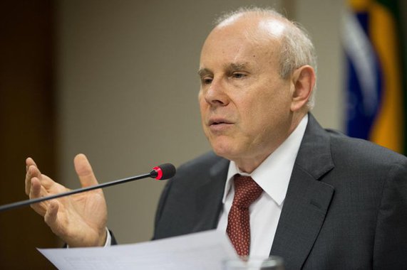 "Em 2014, vamos nos empenhar para fazer a melhor meta possível de fiscal e já temos que olhar para o próximo ano (...) Temos que fazer um esforço fiscal maior no próximo ano e manter assim para os próximos", disse ministro da Fazenda, que deve deixar o governo neste segundo mandato de Dilma; questionado sobre quem seria seu substituto, ele disse que a pergunta deveria ser feita à presidente; Guido Mantega também disse que um eventual projeto de independência do Banco Central "não faz o menor sentido"