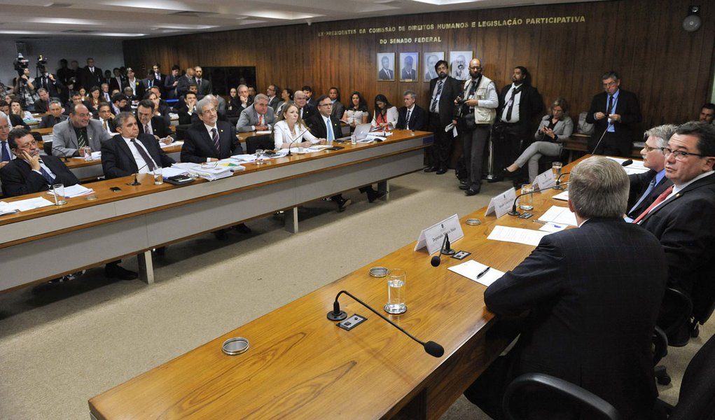 Os deputados e senadores que integram a CPMI da Petrobras decidirão na quarta-feira (17), a versão final do relatório da comissão sobre as investigações realizadas nos últimos sete meses; texto proposto pelo relator, deputado Marco Maia (PT-RS), sem menção a agentes políticos, aponta superfaturamento de US$ 4,2 bi na Refinaria Abreu e Lima (PE) e contesta avaliação do TCU de que a compra da Refinaria de Pasadena, nos Estados Unidos, deu prejuízo de 792 milhões de dólares; a oposição quer aprovar relatório alternativo com indiciamento de pelo menos oito pessoas, inclusive políticos