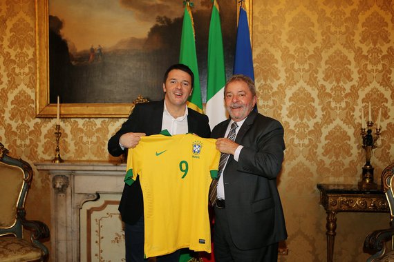 Em coletiva de imprensa na sede do governo italiano, o primeiro-ministro Matteo Renzi contou que o ex-presidente Lula, com quem almoçou nesta quarta-feira, disse a ele que nunca viu a Europa "com a cabeça tão baixa"