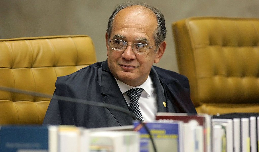 Ministro Gilmar Mendes diz temer que, ‘a exemplo da Venezuela’, o Supremo Tribunal perca o papel de contrapeso institucional e passe a "cumprir e chancelar" vontades do Executivo, com a possibilidade de governos do PT nomearem 10 de seus 11 membros a partir de 2016: "Não tenho bola de cristal, é importante que [o STF] não se converta numa corte bolivariana. Isto tem de ser avisado e denunciado"; ele também defendeu a revista Veja, condenada a publicar direito de resposta no dia da eleição, e criticou o Tribunal Superior Eleitoral por ser supostamente "juvenil", por último, Gilmar afirmou ainda que o ex-presidente Lula, que criticou Aécio Neves por não se submeter ao bafômetro, "não é um abstêmio"; detalhe: Lula não dirige automóveis