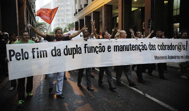 A menos de um mês para o início do Mundial no Brasil, aeroviários, funcionários da Polícia Federal, do Ministério da Cultura e do Itamaraty ameaçam cruzar os braços; no Rio, grupo de rodoviários param, assim como engenheiros da Prefeitura, responsáveis por fiscalizações de obras dos Jogos Olímpicos