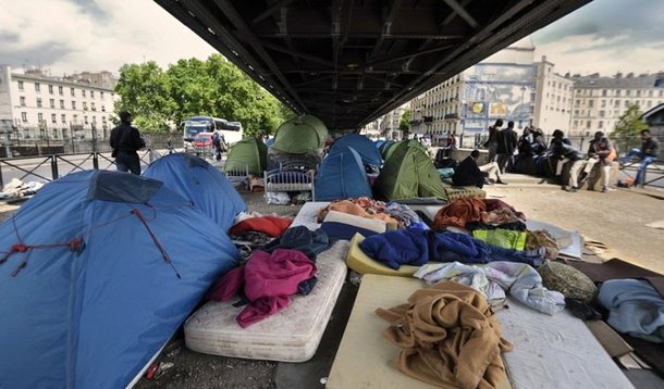 Acampamento, com cerca de 250 tendas, começou há cerca de um ano e aumentou com o crescente fluxo de migrantes que atravessam o Mar Mediterrâneo rumo à Europa; apesar da instalação de banheiros públicos no local e da coleta de lixo, a situação era de perigo, de acordo com autoridades; desabrigados - cerca de 380 imigrantes africanos, a maioria da Etiópia e do Sudão - foram conduzidos para diferentes abrigos na capital