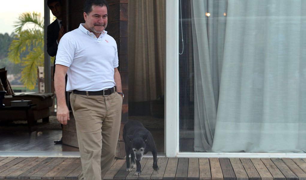 Segundo o procurador-geral interino da Bolívia, Roberto Ramirez, o código deverá ser enviado para que Roger Pinto Molina, que está no Brasil desde o final da semana passada, seja apreendido para responder aos processos por corrupção que correm na Justiça boliviana