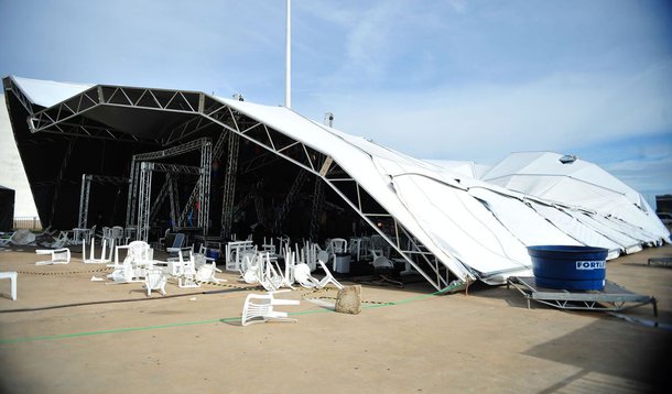 Parte da estrutura metálica coberta montada ao lado do Museu da República, na Esplanada dos Ministérios, cedeu na noite de ontem durante a forte chuva que atingiu a capital federal; tenda foi montada sem a licença necessária para um simpósio sobre cultura popular