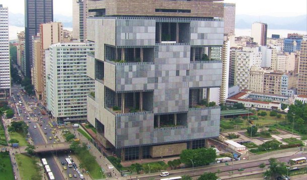  A Petrobras teve sua sede hipotecada pela Justiça do Rio de Janeiro, em decisão tomada ontem, dia 12; a hipoteca serve como forma de garantir o pagamento de uma dívida de R$ 935 milhões, causada por “conduta predatória” da estatal; a Petrobras irá recorrer da decisão; a derrota judicial é mais um capítulo da disputa que a companhia trava com a Refinaria Manguinhos, que cobra da Petrobras danos materiais pela política de preços da estatal