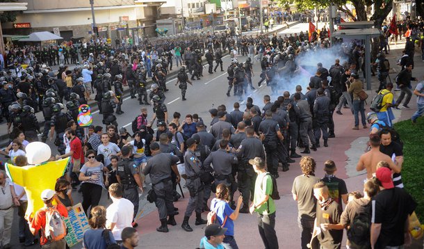 Os quatro policiais militares investigados por excessos durante protesto contra a Copa do Mundo, no Rio de Janeiro, ficarão afastados das ruas por pelo menos 30 dias; segundo a assessoria da Polícia Militar, eles foram presos administrativamente por 72 horas e, quando o prazo acabar, ficarão dentro dos quartéis, prestando serviços administrativos; com prazo de conclusão em 30 dias, os inquéritos Policiais-Militares foram abertos depois que vídeos e fotos divulgados na imprensa e nas redes sociais flagraram soldados agredindo jornalistas e manifestantes